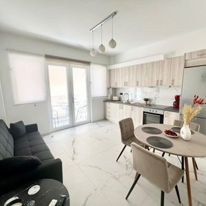 Το σαλόνι- κουζίνα είναι πλήρως εξοπλισμένο με όλα τα απαραίτητα είδη και συσκευές.  The living room-kitchen is fully equipped with all necessary items and appliances.