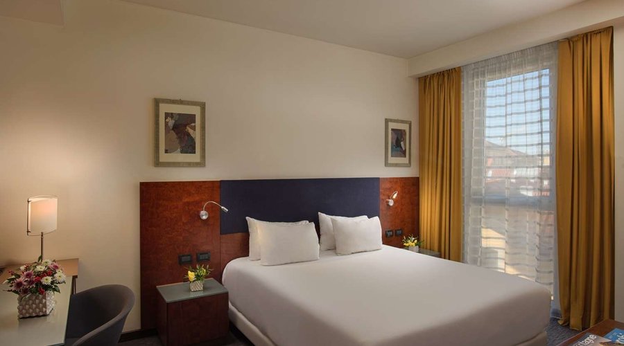 NH Bergamo Room Superior With View Curtains Open Details Flowers