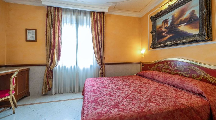 Guest room with double bed(s)