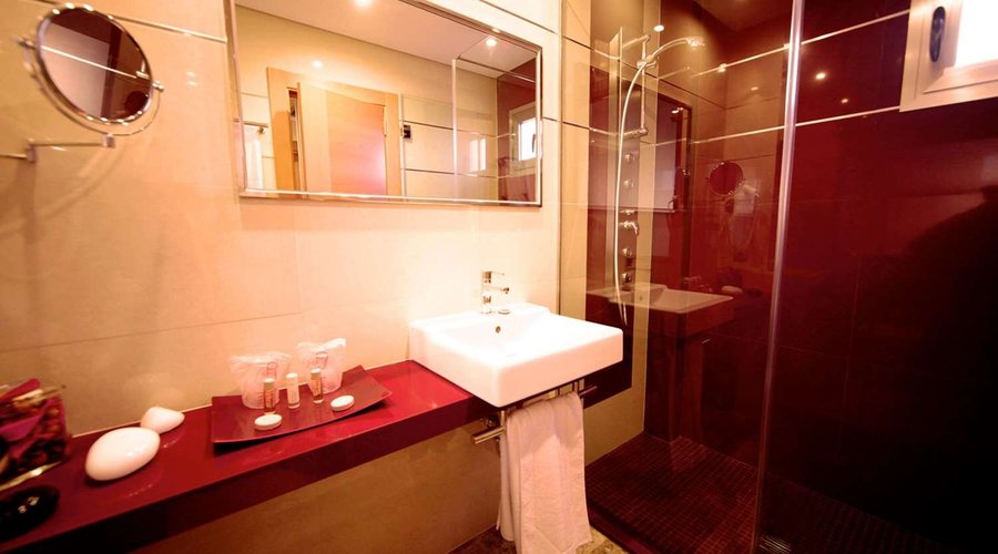 Guest room bath