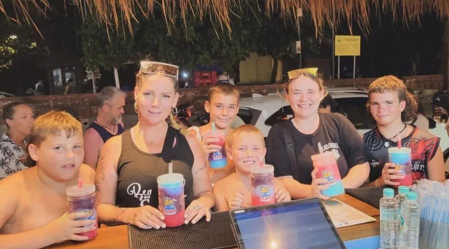 🏝🛖 ARTISANAL SLUSHY BAR🍹🌭Originals & Cocktails; Dozens of Zesty Flavors. Hot Dogs & Cheesy Nachos. OPEN 10am-1am📍Beachwalk Mall Shop Front