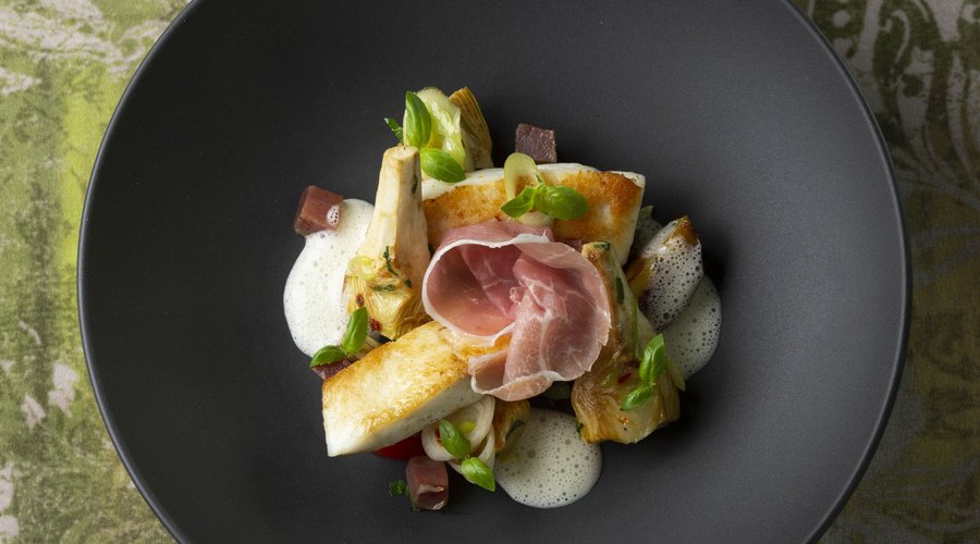 Gebratenes Steinbutt Filet mit gegrillter Artischocke, Lauch und San Daniele Schinken