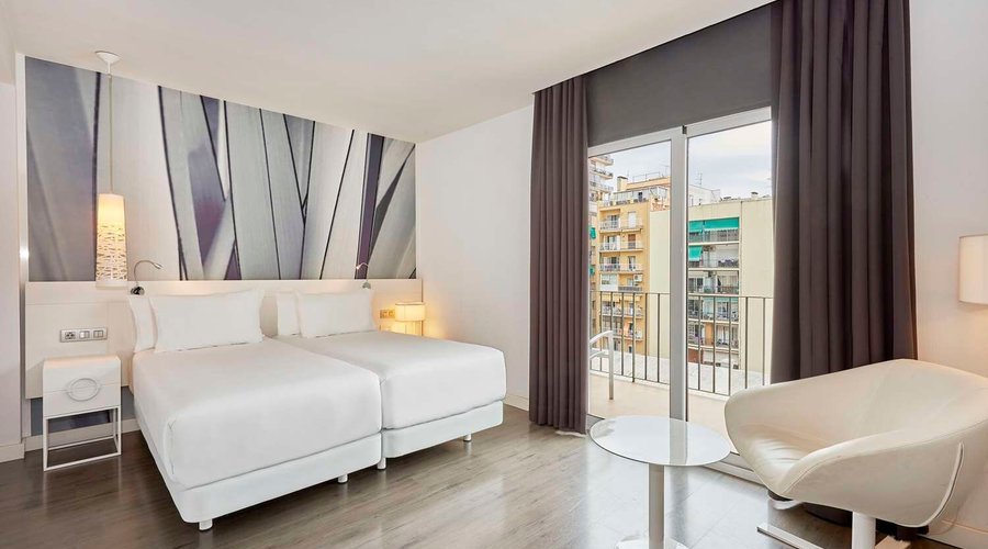 NH Barcelona Stadium Room Standard Double Triple Bed Window