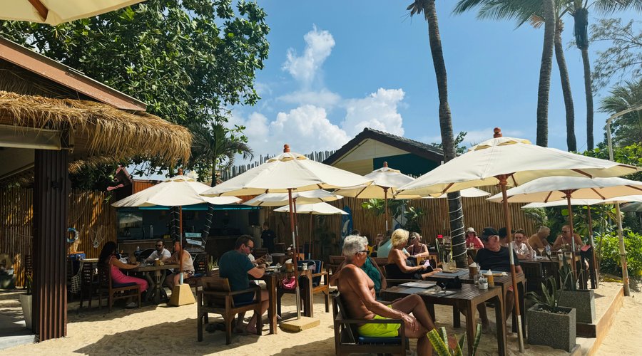 Good atmosphere, comfortable seating, next to the sea.