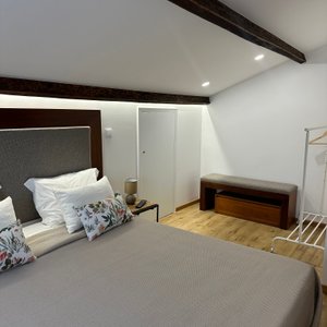 Master Suite of MJ Guest House -  Flat.
This spacious apartment consists of 1 living room, 3 separate bedrooms and 2 bathrooms with a walk-in shower and free toiletries. The fully equipped kitchen features a stovetop, a refrigerator, a dishwasher and kitchenware. The apartment provides a flat-screen TV with cable channels, a washing machine, a private entrance, soundproof walls as well as sea views. The unit offers 5 beds.