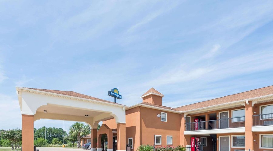 Welcome to the Days Inn Sulphur