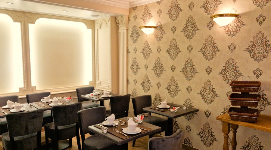 This is our second breakfast room, newly renovated. It uses as a support for our main larger breakfast room.