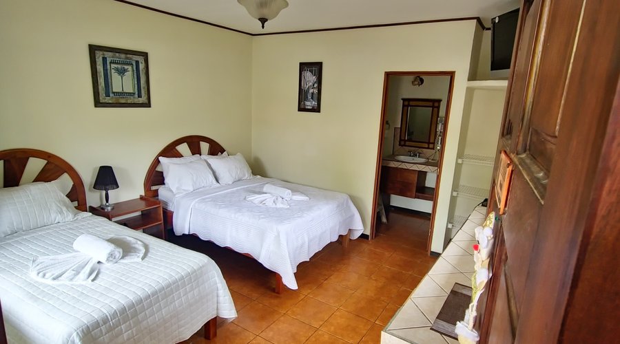 Deluxe superior:  1 cama matrimonial, 1 cama individual, AC, Tv con cable, coffee maker, baño privado con ducha, secador de cabello y refrigerador.