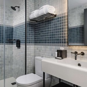 Midtown King Room Bathroom