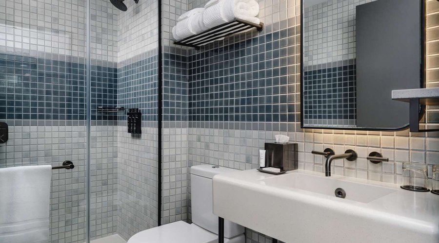 Midtown King Room Bathroom