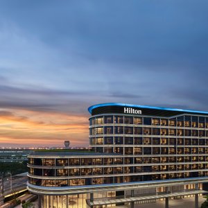 上海虹桥国际机场希尔顿酒店-夜景外观图