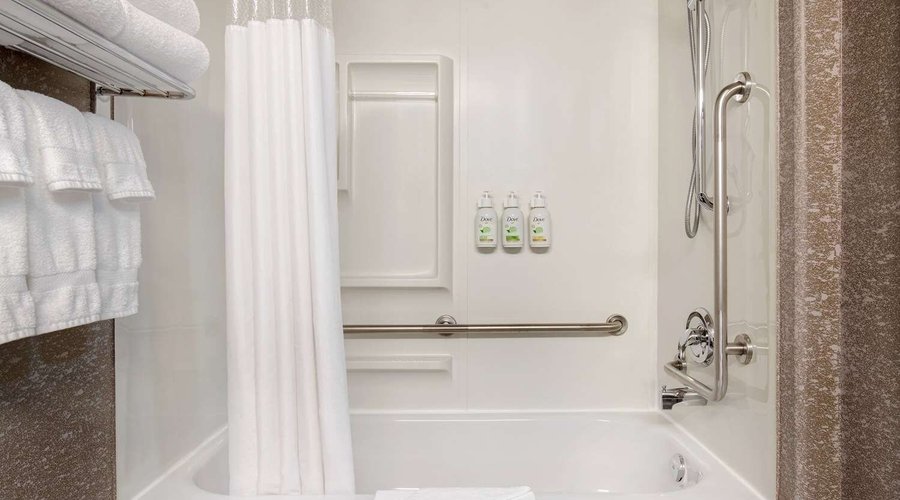 Guest room bath