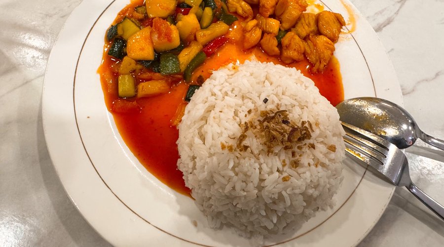 I can count number of mini chicken fillet on my plate. Doesnt tally up with amount of rice or rubbish on plate.