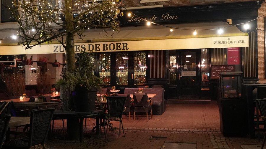 Grandcafe in de winteravond