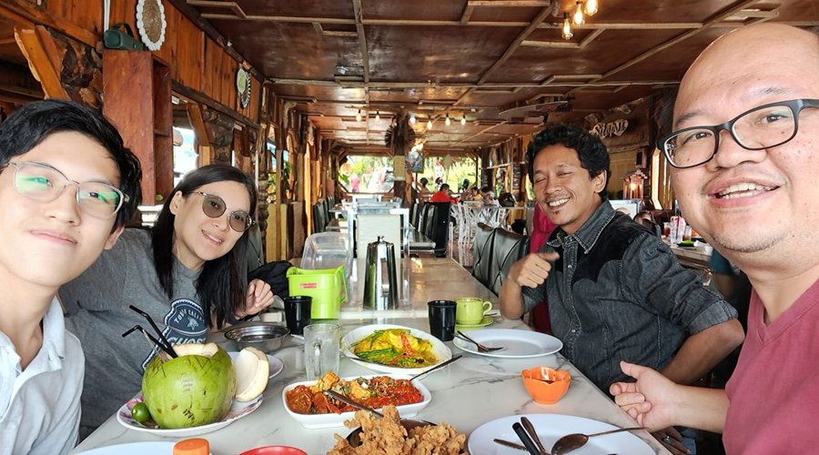 Lunch at tongging village , fish barbeque with Bob