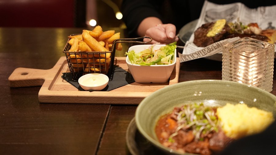 Mooie seizoensgerechten, plate service en kindergerechten staan op de kaart
