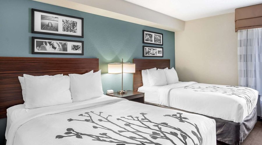 Guest room with double bed(s)