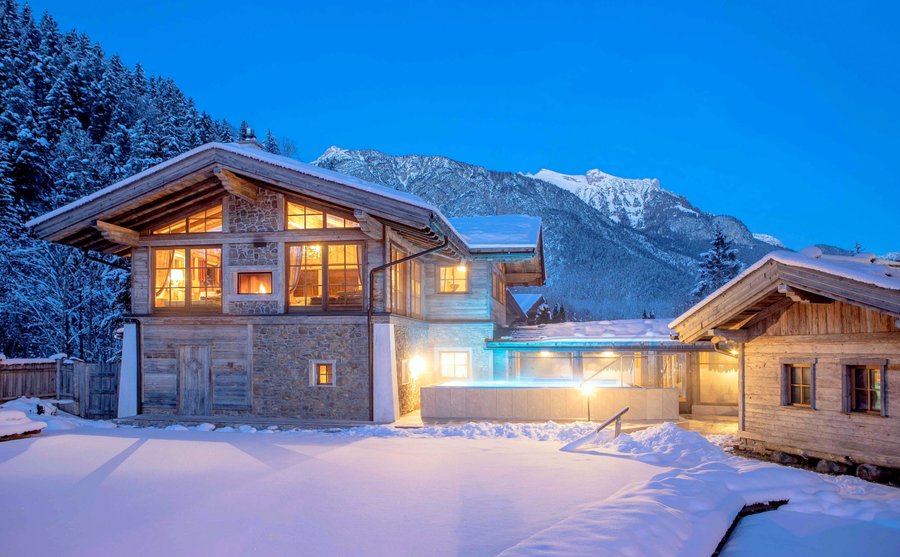 Perfekte Erholung für Erwachsene (ab 14 Jahren): Verwöhnhotel Kristall am Achensee. Zertifiziertes Wanderhotel im Naturparadies Karwendel mit Spitzenküche, Wellness-Alm und herzlichem Wohlfühl-Ambiente.   Ideal für Paar-Urlaub und Wellness mit Freundinnen.