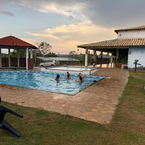 Lindo hotel fazenda Vitória em Pindorama-TO, com quartos aconchegantes, piscina , bilhar, bar completo com inúmeros drinks, comida caseira deliciosa, com vários atrativos como andar a cavalo e tirar leite das vacas.
