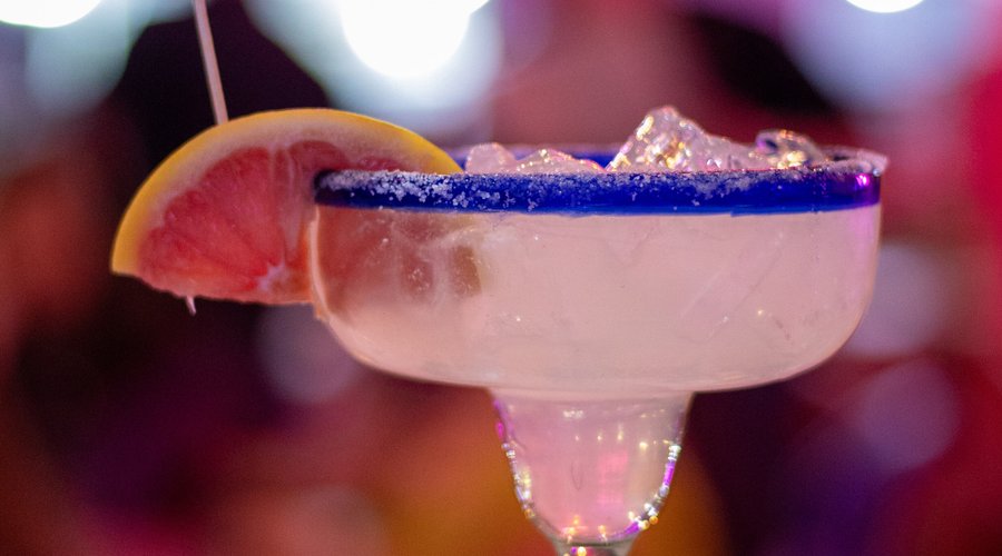 Come enjoy the best margaritas in Cabo at La Taquiza. 🍹🌴 Flavor, freshness, and great vibes are waiting for you!