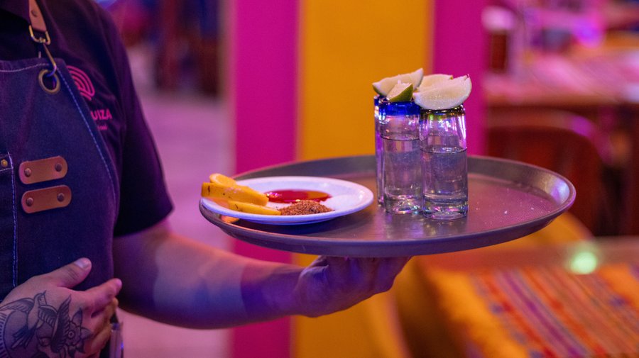En La Taquiza sabemos cómo empezar la fiesta 🥃🔥 Ven por tus shots de tequila y disfruta del mejor ambiente de Cabo en La Taquiza ✨