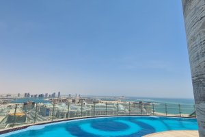 حمام السباحة والشاطئ