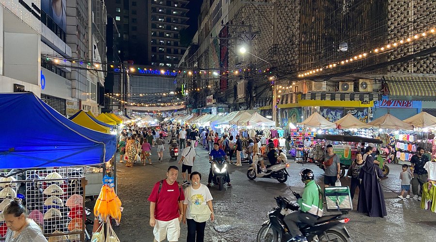 Exploring Pratunam Market’s Bargain Finds