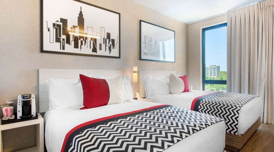 Guest room with double bed(s)