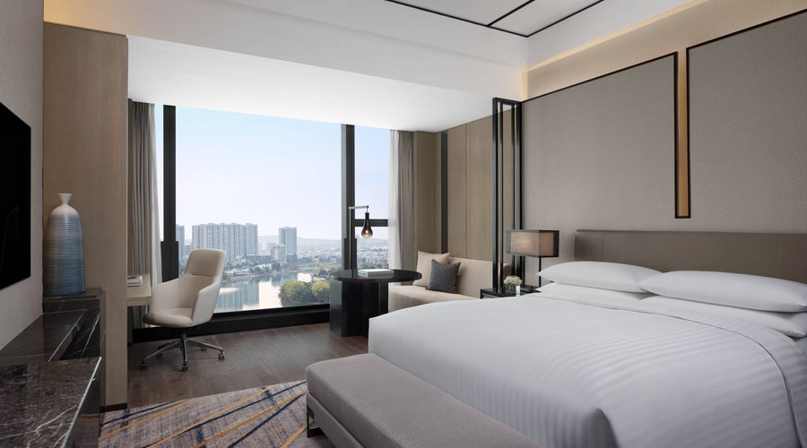 King Guest Room - Lake View