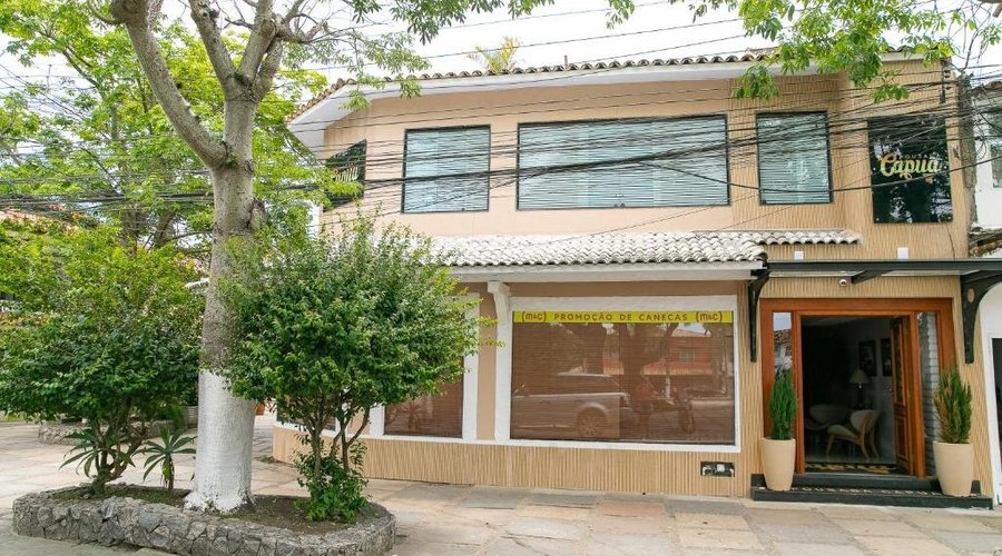 Localizada no coração da cidade bem pertinho da famosa rua das pedras e orla Bardot a pousada Capua esta a cada dia melhor além da excelente localização segurança temos magníficos quartos para casais solteiros família além do loft com hidro na cobertura da pousada .