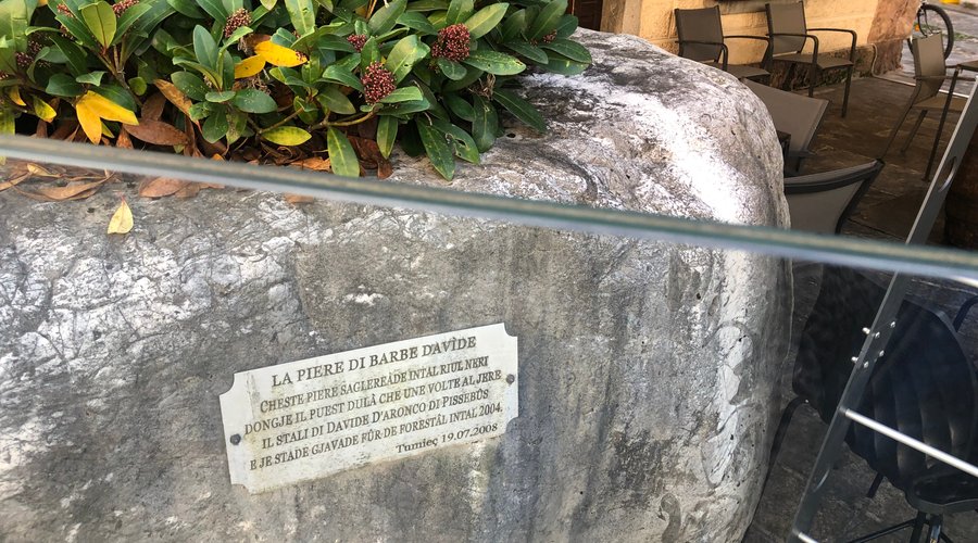 Vista laterale della “ Pietra di Barbe Davide “ con la targa inscritta ….. 