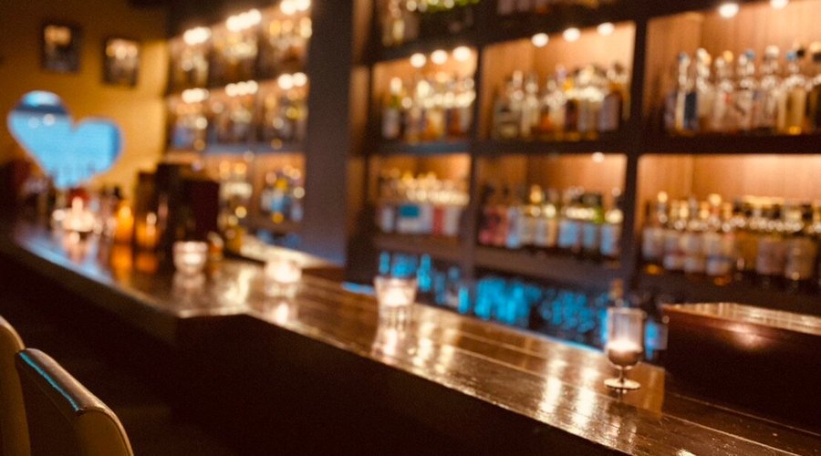 店内には、1000本のウイスキーとラム酒があなたを囲んでいます。