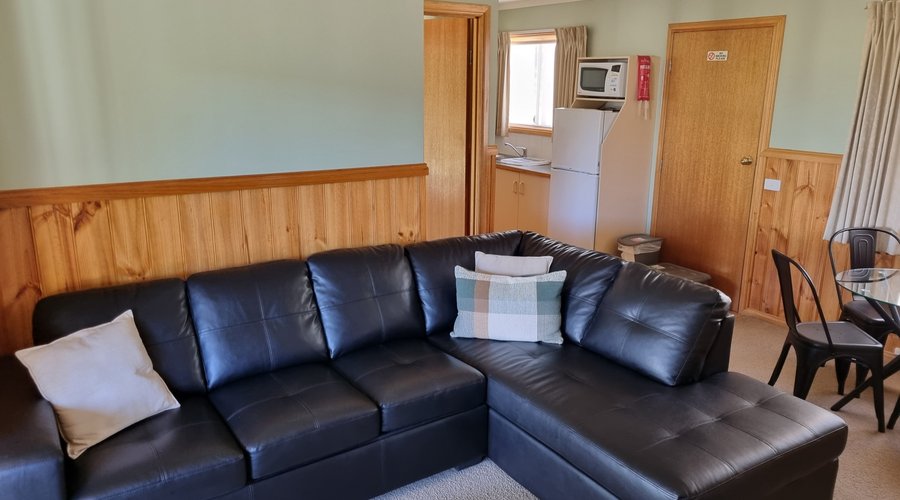 2 Bedroom 1 Bathroom Spa Cottage Lounge room 
