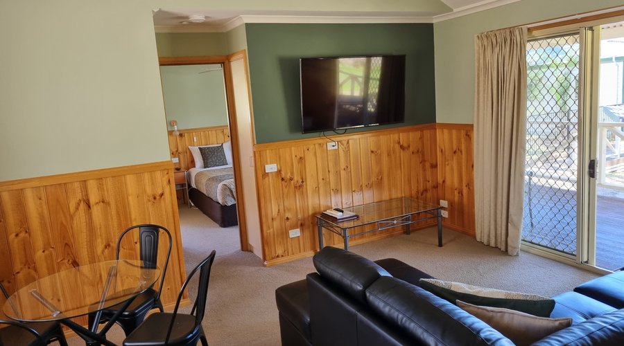 2 Bedroom 1 Bathroom Spa Cottage Lounge and dining area