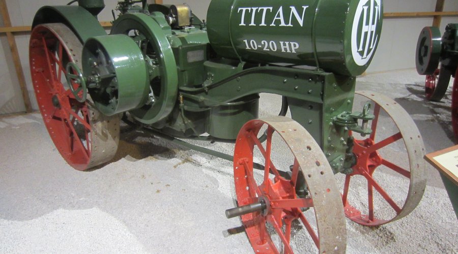 superbe tracteur...avec une vidéo ou on le voit rouler...
