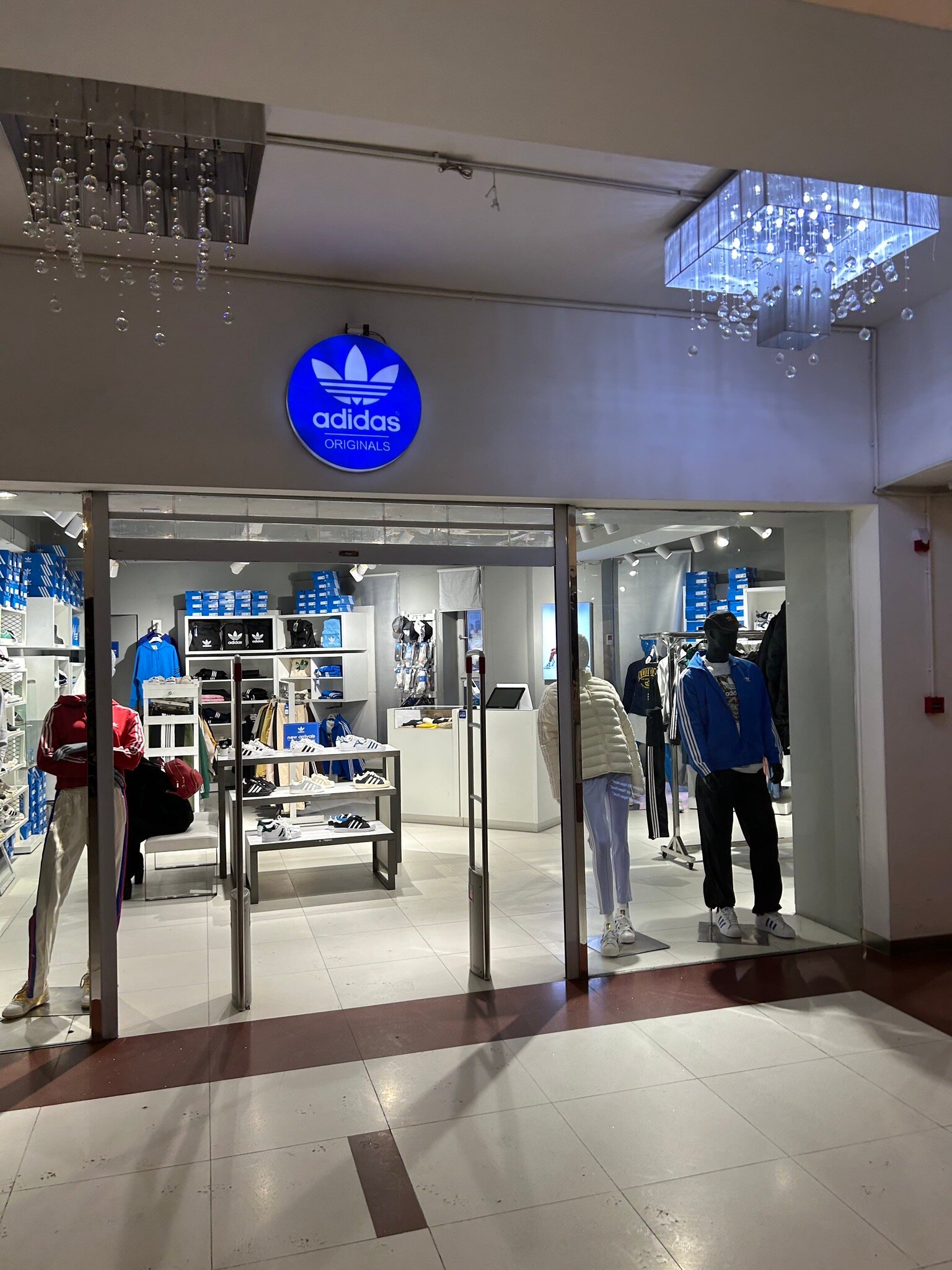 Magasin adidas nimes best sale