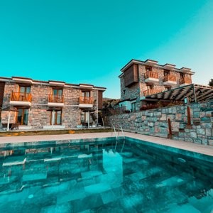 Alice Tatil Evi– Selimiye'de Huzurlu Bir Kaçış  noktası ! 🌊✨
Masmavi  deniz  taş mimarisinin sıcak dokusu ve serin sularıyla
🏡 Denize sadece birkaç adım uzaklıkta 🔹 Unutulmaz bir deneyim için sizi bekliyoruz! 🌊🌿

