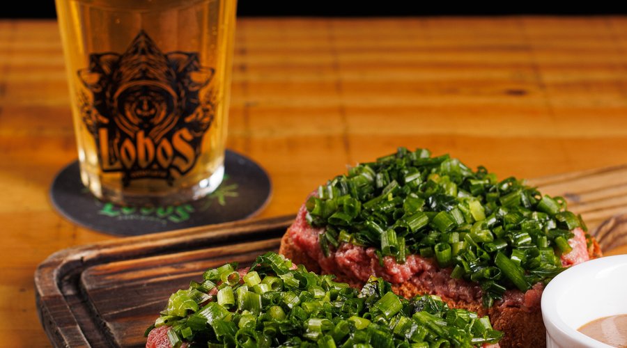 Quinta é dia de Carne de Onça e Chope na Lobos 🥩🍺!!! Das 17h as 22h.