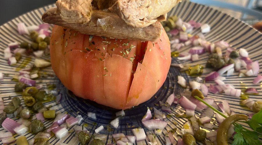 Tomate con melva y piparras 