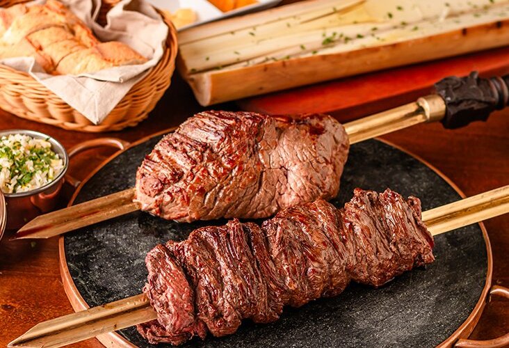 O Templo da Carne Marcos Bassi foi pioneiro no sistema à la carte no Brasil, uma escolha que prioriza qualidade e excelência ao invés de quantidade, como no rodízio. Nesse modelo, cada corte é selecionado e preparado com precisão para garantir textura, sabor e suculência, proporcionando uma experiência personalizada e sofisticada. Além disso, os clientes têm liberdade para escolher o que desejam, alinhando a tradição e o cuidado que definem a cultura Marcos Bassi.