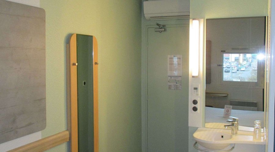 Guest room bath