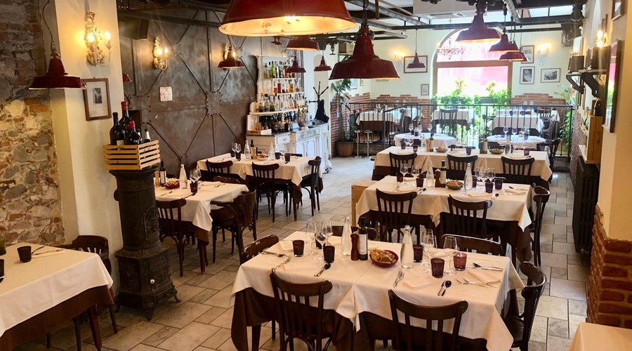 Ristorante ricavato all’interno di un vecchio macello propone piatti tipici e piatti di pesce .