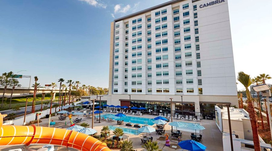 Hotel with outdoor water park