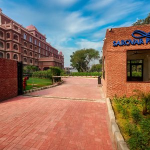 Experience the perfect blend of regal elegance and modern comforts at Sarovar Premiere Amritsar, a breathtaking 70-key hotel. Designed to offer an atmosphere fit for royalty, our premium hotel embodies living in harmony with nature while embracing the rich cultural heritage of Punjab.