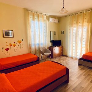 Questa camera tripla affaccia su un bellissimo terrazzo, spazioso e lumonoso, attrezzato di tavolo, salottino e sdraio. La camera con bagno privato, dispone di tv, connessione WiFi e condizionatore. 