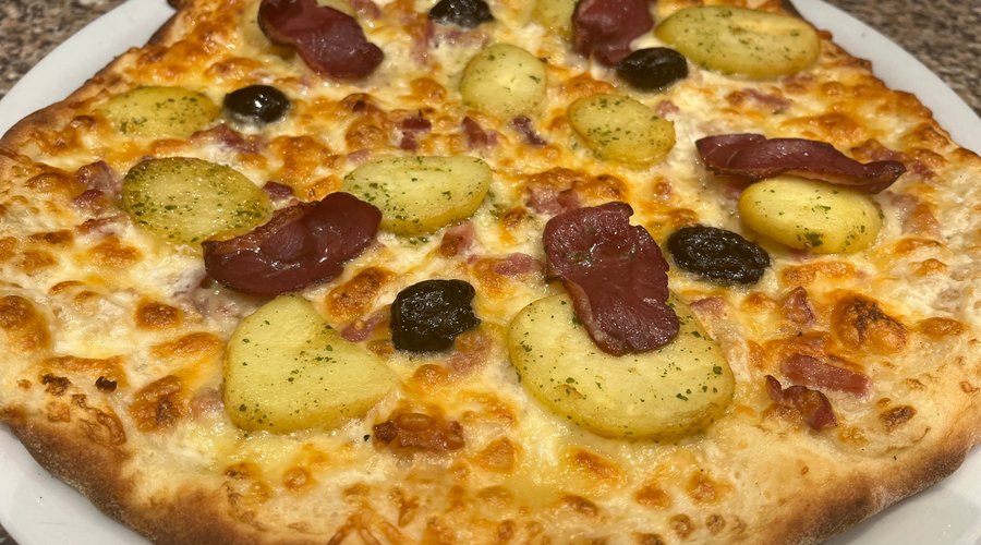 Pizza landaise base crème lardon magret….