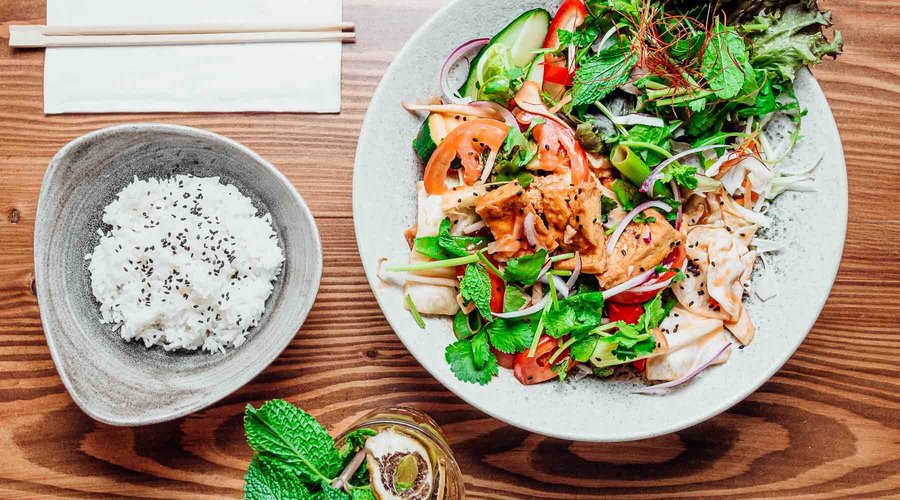 🍛 Sốt Cà Chua mit Reis und Tofu Ein klassisches vietnamesisches Wohlfühlessen! Knusprig angebratener Tofu trifft auf eine aromatische, hausgemachte Tomatensauce aus sonnengereiften Tomaten, Knoblauch, und Zwiebeln. Verfeinert mit einem Hauch Fischsauce oder Sojasauce für die perfekte Balance aus Süße und Säure. Serviert mit duftendem Jasminreis und frischen Kräutern wie Koriander.  Ein herzhaftes, sättigendes Gericht, das mit jedem Bissen Wärme und Geschmack bietet!