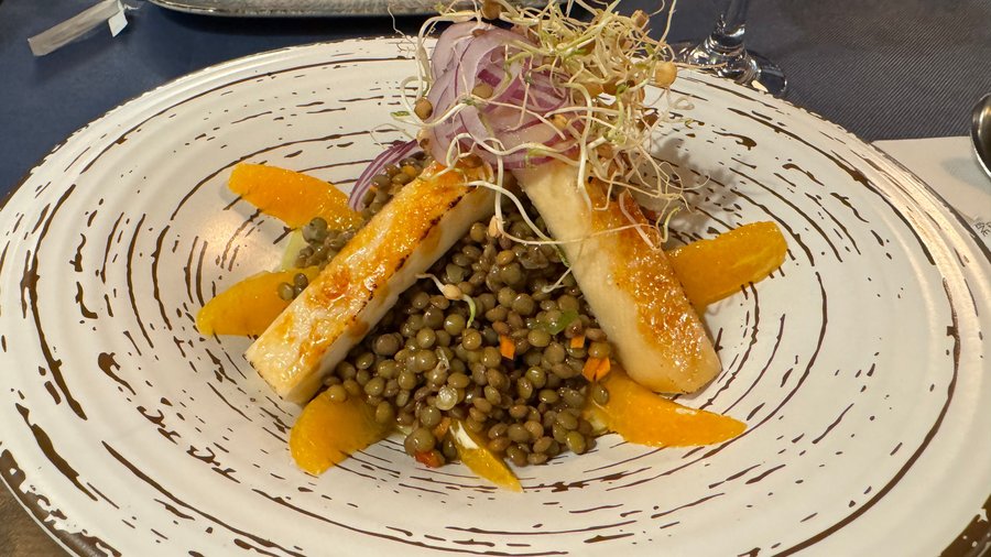 Ensalada de lentejas, manzana verde, naranja y queso caramelizado
