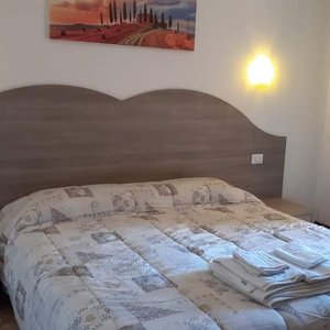 Camera matrimoniale, doppia , tripla o matrimoniale uso singolo con bagno privato, ingresso indipendente e patio riservato.
