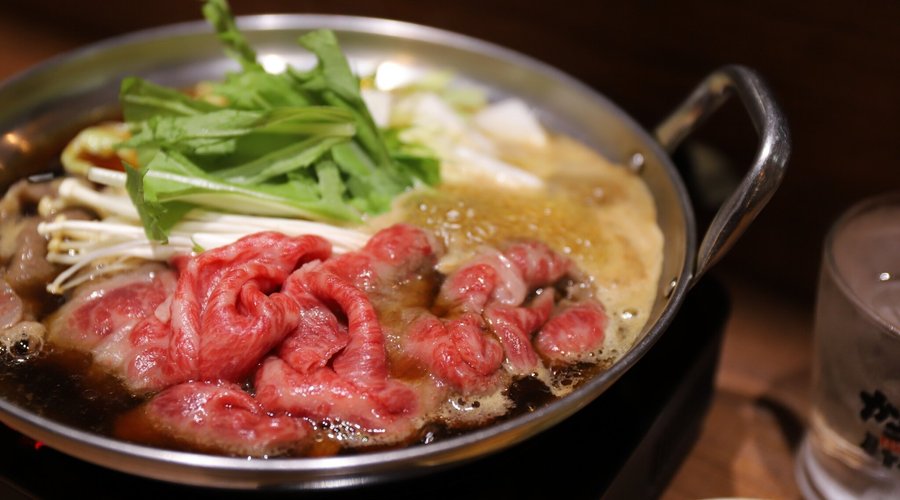 日本一になった鹿児島黒牛。A4・A5等級のお肉をすき焼きでお召し上がりいただけます。お口の中でとろけるお肉の食感を、ぜひ一度体感してみてください。。※鹿児島黒牛は、すき焼き・しゃぶしゃぶでお楽しみいただけます。